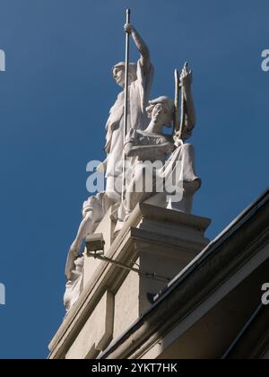 LONDRES, Royaume-Uni - 30 JUIN 2013 : statues sur le toit du London palladium Theatre dans Argyll Street dans le West End Banque D'Images