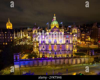 Vue aérienne la nuit de l'ancien siège illuminé de Bank of Scotland sur le Mound à Édimbourg, Écosse, Royaume-Uni Banque D'Images