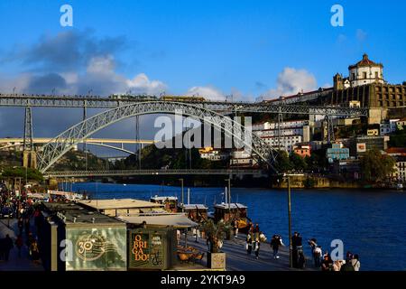 Dom Luís -un pont en arche métallique à deux étages pour le métro léger et les transports publics/piétons enjambe le fleuve Douro reliant Porto et Vila Nova de Gaia Banque D'Images