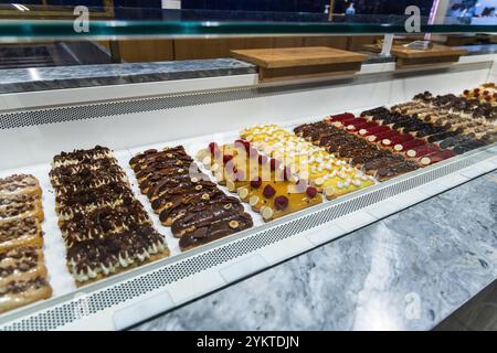 Divers assortiment de desserts confiserie sur le comptoir dans une boulangerie. Paris, France Banque D'Images