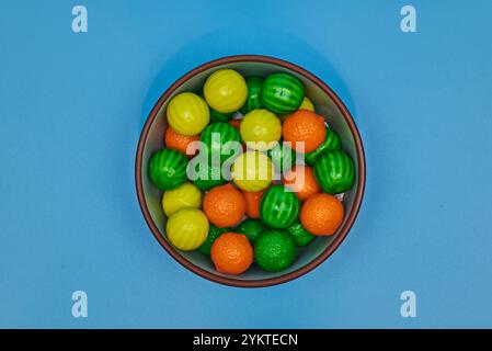 Gumballs de différentes couleurs et saveurs représentant des fruits tels que la pastèque, le citron, l'orange, le melon Banque D'Images