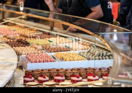 Divers assortiment de desserts confiserie sur le comptoir dans une boulangerie. Paris, France Banque D'Images