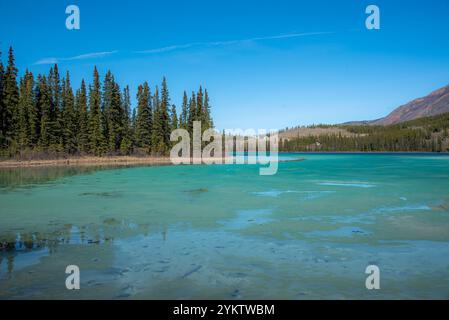 Vues printanières à Emerald Lake dans le territoire du Yukon, Canada. Prise en avril avec le lac dégelant d'une longue saison hivernale. Banque D'Images