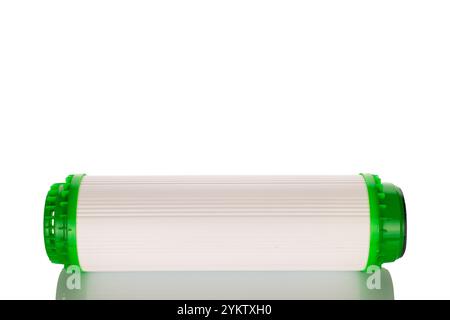 Une cartouche de charbon actif en coquille de noix de coco pour les systèmes standard de purification de l'eau par osmose inverse, isolée sur fond blanc. Banque D'Images