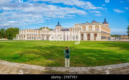 Façade principale du Palais Royal d'Aranjuez, une résidence historique de la monarchie espagnole, située à Aranjuez, Madrid, Espagne. Banque D'Images