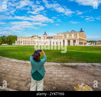 Façade principale du Palais Royal d'Aranjuez, une résidence historique de la monarchie espagnole, située à Aranjuez, Madrid, Espagne. Banque D'Images