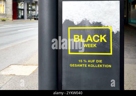 Augsbourg, Bavière, Allemagne - 18 novembre 2024 : des entreprises et des magasins du centre-ville d'Augsbourg annoncent la semaine noire et le vendredi noir. Image éditoriale comme symbole pour les remises et les promotions des détaillants de papeterie et des détaillants. *** Unternehmen bzw. Geschäfte in der Augsburger Innenstadt werben für die Black week und den Black Friday. Redaktionelles Bild als Symbol für Rabatte und Aktionen der stationären Händler und Einzelhandel. Banque D'Images