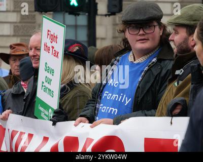 Les manifestants se rassemblent avec des pancartes après que les agriculteurs marchent à Westminster pour protester contre l'introduction de l'impôt sur les successions IHT pour les propriétaires de fermes Banque D'Images