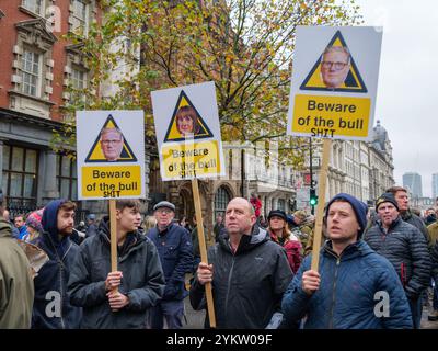 Les manifestants se rassemblent avec des pancartes après que les agriculteurs marchent à Westminster pour protester contre l'introduction de l'impôt sur les successions IHT pour les propriétaires de fermes Banque D'Images