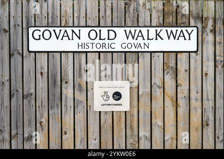 Govan Old Walk Way signe financé par la loterie nationale, Glasgow, Écosse, Royaume-Uni, Europe Banque D'Images