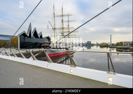 Glasgow transport Museum sur la rive nord de la rivière Clyde, vue du pont piétonnier Govan à Partick, Écosse, Royaume-Uni, Europe Banque D'Images