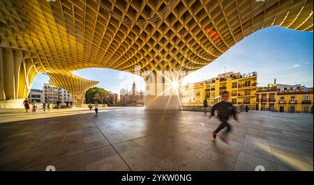 Séville, Espagne, janvier 28 2021, Une vue de la structure Las Setas à Séville, Espagne, avec des gens marchant et le soleil se couchant en arrière-plan. Le moderne Ar Banque D'Images