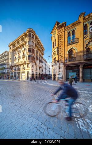 Séville, Espagne, janvier 28 2021, Explorez la scène de rue captivante de Séville, mettant en vedette la maison moderniste Manuel Noguerira et un bâtiment néo-mudéjar Banque D'Images