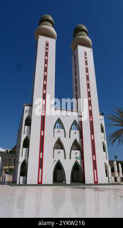 Mosquée Divinité avec deux minarets décorés de motifs rouges et de dômes dorés au sommet. La structure impressionnante se distingue par un ciel dégagé Banque D'Images