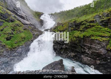 Cascade de Kjosfossen, au milieu de la ligne de train touristique de Flam à Myrdal, entourée de verdure et sans personnes. Nature norvégienne Concepp Banque D'Images