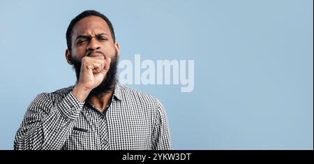 Homme noir fatigué bâilling couvrant la bouche ouverte avec la main Banque D'Images