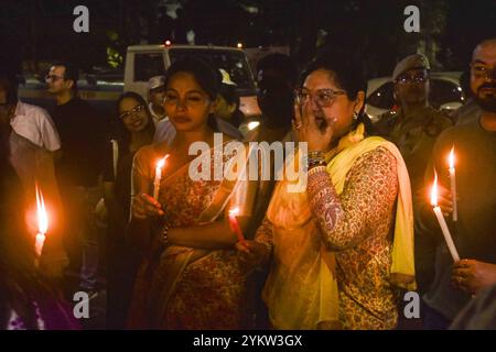 Guwahati, Assam, Inde. 19 novembre 2024. Des militants du comité du Congrès de l'Assam Pradesh tiennent des bougies pour participer à un rassemblement de protestation à Guwahati le mardi 19 novembre 2024 pour condamner le meurtre présumé de femmes et d'enfants par des militants dans le district de Jiribam, dans l'État du Manipur, dans le nord-est de l'Inde, frappé par la violence. (Crédit image : © Hafiz Ahmed/ZUMA Press Wire) USAGE ÉDITORIAL SEULEMENT! Non destiné à UN USAGE commercial ! Banque D'Images