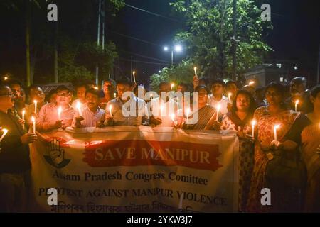 Guwahati, Assam, Inde. 19 novembre 2024. Des militants du comité du Congrès de l'Assam Pradesh tiennent des bougies pour participer à un rassemblement de protestation à Guwahati le mardi 19 novembre 2024 pour condamner le meurtre présumé de femmes et d'enfants par des militants dans le district de Jiribam, dans l'État du Manipur, dans le nord-est de l'Inde, frappé par la violence. (Crédit image : © Hafiz Ahmed/ZUMA Press Wire) USAGE ÉDITORIAL SEULEMENT! Non destiné à UN USAGE commercial ! Banque D'Images