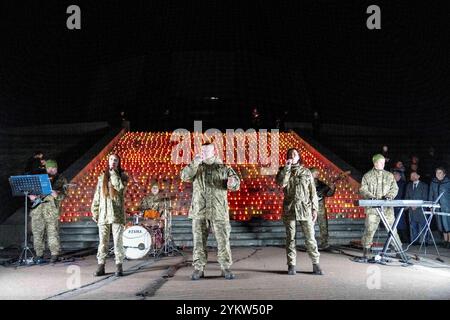 Des soldats interprètent des chansons rock sur l’Ukraine et la guerre à LA LUMIÈRE DU FEU, dédié aux 1 000 jours de lutte du peuple ukrainien pour la liberté et l’indépendance. 1000 bougies sont symboliquement légères devant le Monument de la mère patrie pour commémorer le millième jour de la lutte. Banque D'Images