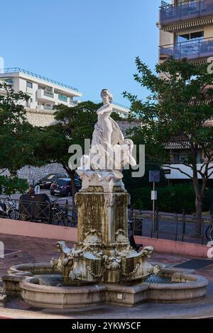 Marseille. France - 19 novembre 2024 : élégante fontaine de statues dans un parc marseillais, présentant des sculptures détaillées et un design européen classique, avec s Banque D'Images