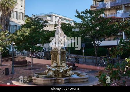 Marseille. France - 19 novembre 2024 : fontaine européenne classique avec des sculptures détaillées sur une place de Marseille, entourée d'arbres, de bancs, d'un Banque D'Images