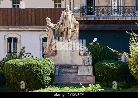 Marseille. France - 19 novembre 2024 : une magnifique fontaine avec des sculptures artistiques détaillées située à Marseille. La fontaine se tient comme un te Banque D'Images