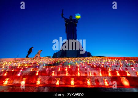 Kiev, ville de Kiev, Ukraine. 19 novembre 2024. Soldat ukrainien vu poser des bougies à la LUMIÈRE DE L'événement LE FEU, dédié aux 1 000 jours de lutte du peuple ukrainien pour la liberté et l'indépendance. 1000 bougies sont symboliquement légères devant le Monument de la mère patrie pour commémorer le millième jour de la lutte. (Crédit image : © Andreas Stroh/ZUMA Press Wire) USAGE ÉDITORIAL SEULEMENT! Non destiné à UN USAGE commercial ! Banque D'Images