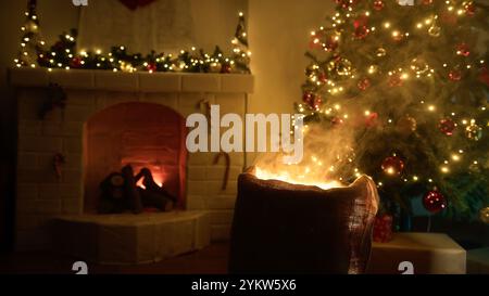 Cadeaux de Noël et cadeaux dans Un sac près de la cheminée Banque D'Images