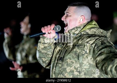 Des soldats interprétant des chansons rock sur l'Ukraine et la guerre à LA LUMIÈRE DU FEU événement, dédié aux 1 000 jours de lutte des peuples ukrainiens pour la liberté et l'indépendance. 1000 bougies sont symboliquement légères devant le Monument de la mère patrie pour commémorer le millième jour de la lutte. Kyiv ville *** soldats interprétant des chansons rock sur l'Ukraine et la guerre à LA LUMIÈRE événement LE FEU, dédié aux 1 000 jours de lutte des peuples ukrainiens pour la liberté et l'indépendance 1000 bougies sont symboliquement lumineuses devant le Monument de la mère patrie pour commémorer le 1000e jour de la lutte Banque D'Images