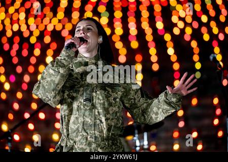 Des soldats interprétant des chansons rock sur l'Ukraine et la guerre à LA LUMIÈRE DU FEU événement, dédié aux 1 000 jours de lutte des peuples ukrainiens pour la liberté et l'indépendance. 1000 bougies sont symboliquement légères devant le Monument de la mère patrie pour commémorer le millième jour de la lutte. Kyiv ville *** soldats interprétant des chansons rock sur l'Ukraine et la guerre à LA LUMIÈRE événement LE FEU, dédié aux 1 000 jours de lutte des peuples ukrainiens pour la liberté et l'indépendance 1000 bougies sont symboliquement lumineuses devant le Monument de la mère patrie pour commémorer le 1000e jour de la lutte Banque D'Images