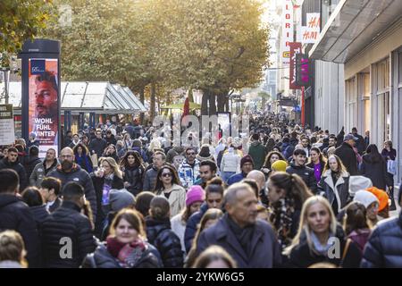 Foules de gens dehors et autour dans la rue commerçante Koenigstrasse. Les magasins de la zone piétonne sont prêts pour la saison des achats de Noël. Stu Banque D'Images