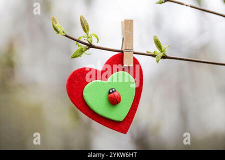 Respect de la nature. Symbole de coeur, branche verte, temps de printemps. Concept de soins de la nature. Écologie et protection de l'environnement. Énergies renouvelables Banque D'Images