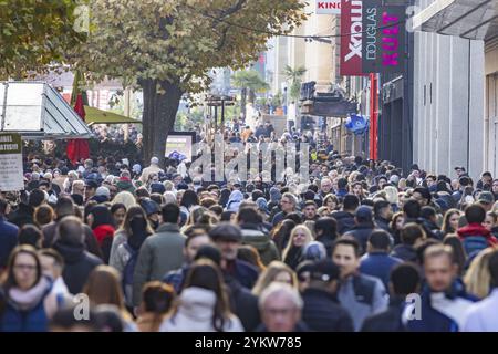 Foules de gens dehors et autour dans la rue commerçante Koenigstrasse. Les magasins de la zone piétonne sont prêts pour la saison des achats de Noël. Stu Banque D'Images