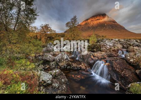 Rivière sauvage, cascade, couleurs d'automne, lumière du matin, paysage de montagne, ambiance nuageuse, Buachaille Etive Mor, Glencoe, Highlands écossais, Écosse, G Banque D'Images