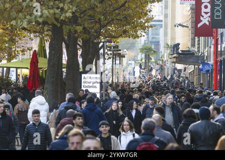 Foules de gens dehors et autour dans la rue commerçante Koenigstrasse. Les magasins de la zone piétonne sont prêts pour la saison des achats de Noël. Stu Banque D'Images