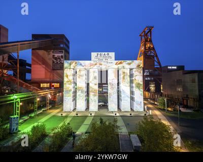 Installation artistique temporaire Global Gate sur le site du patrimoine mondial de l'UNESCO Zeche Zollverein, interprétation du Tor Tor de Brandebourg faite de 37 freigh Banque D'Images