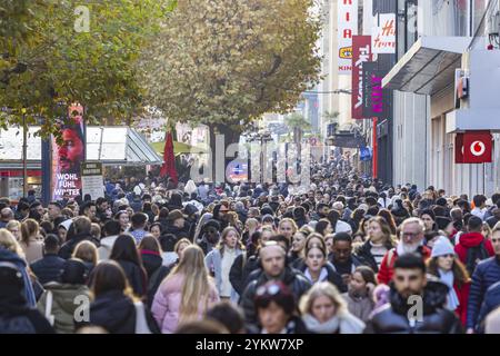 Foules de gens dehors et autour dans la rue commerçante Koenigstrasse. Les magasins de la zone piétonne sont prêts pour la saison des achats de Noël. Stu Banque D'Images