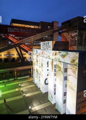 Installation artistique temporaire Global Gate sur le site du patrimoine mondial de l'UNESCO Zeche Zollverein, interprétation du Tor Tor de Brandebourg faite de 37 freigh Banque D'Images