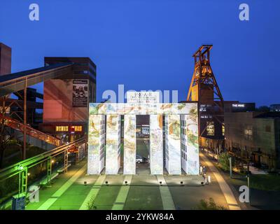 Installation artistique temporaire Global Gate sur le site du patrimoine mondial de l'UNESCO Zeche Zollverein, interprétation du Tor Tor de Brandebourg faite de 37 freigh Banque D'Images