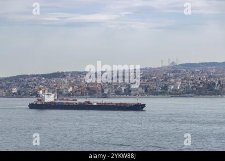 Une photo du pétrolier Tanker Okyroe sur le détroit du Bosphore Banque D'Images