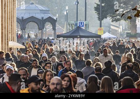 Foules de gens dehors et autour dans la rue commerçante Koenigstrasse. Les magasins de la zone piétonne sont prêts pour la saison des achats de Noël. Stu Banque D'Images