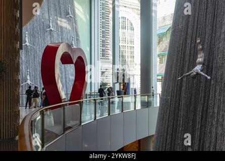 Une photo des cascades du Dubai Mall et des sculptures qui décorent l'un des nombreux atriums du grand centre commercial, à côté d'un grand spot photo h. Banque D'Images