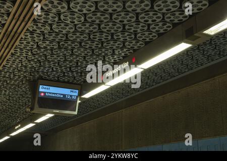 Une image de l'intérieur de la station de métro Hollywood Vine avec des bobines de film au plafond Banque D'Images