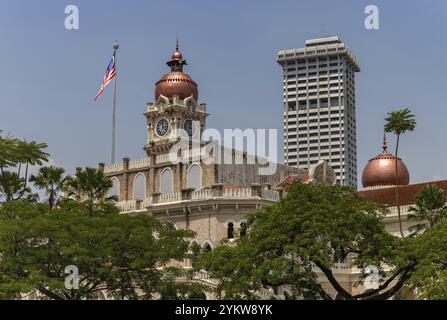 Une photo du bâtiment du Sultan Abdul Samad et un drapeau malaisien, avec le bâtiment de la police royale malaisienne à l'arrière Banque D'Images