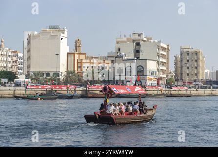 Une photo d'un bateau abra à la crique de Dubaï Banque D'Images