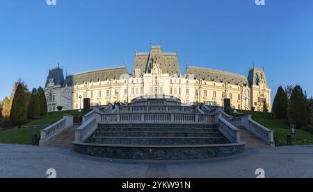 Une photo du Palais de la Culture de Iasi au lever du soleil, vu du jardin public de Palas Banque D'Images