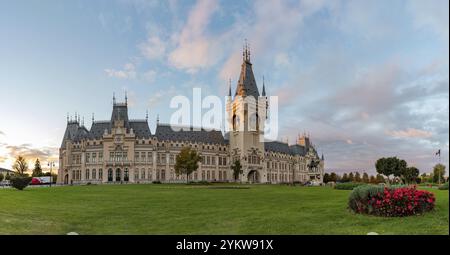 Une photo du Palais de la culture de Iasi au lever du soleil Banque D'Images