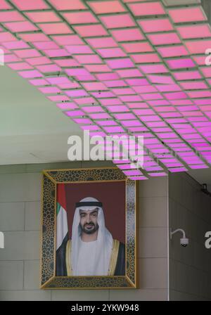 Une photo d'un portrait du cheikh Mohammed bin Zayed Al Nahyan à l'intérieur du cadre de Dubaï Banque D'Images