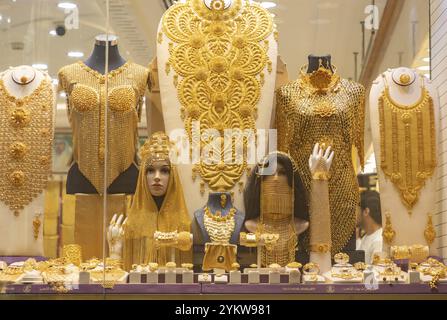 Une photo de bijoux pour femmes sur une vitrine au Dubai Gold Souk Banque D'Images