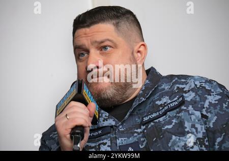 KIEV, UKRAINE - 15 NOVEMBRE 2024 - le porte-parole de la Marine des forces armées ukrainiennes Dmytro Pletenchuk assiste à une réunion d'information sur le thème "la situation en mer : les réalisations de l'armée ukrainienne et les pertes des occupants" au Centre des médias ukrainien, Kiev, capitale de l'Ukraine. Banque D'Images